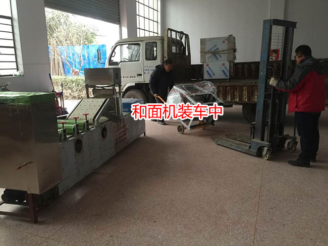 和面機(jī)裝車中