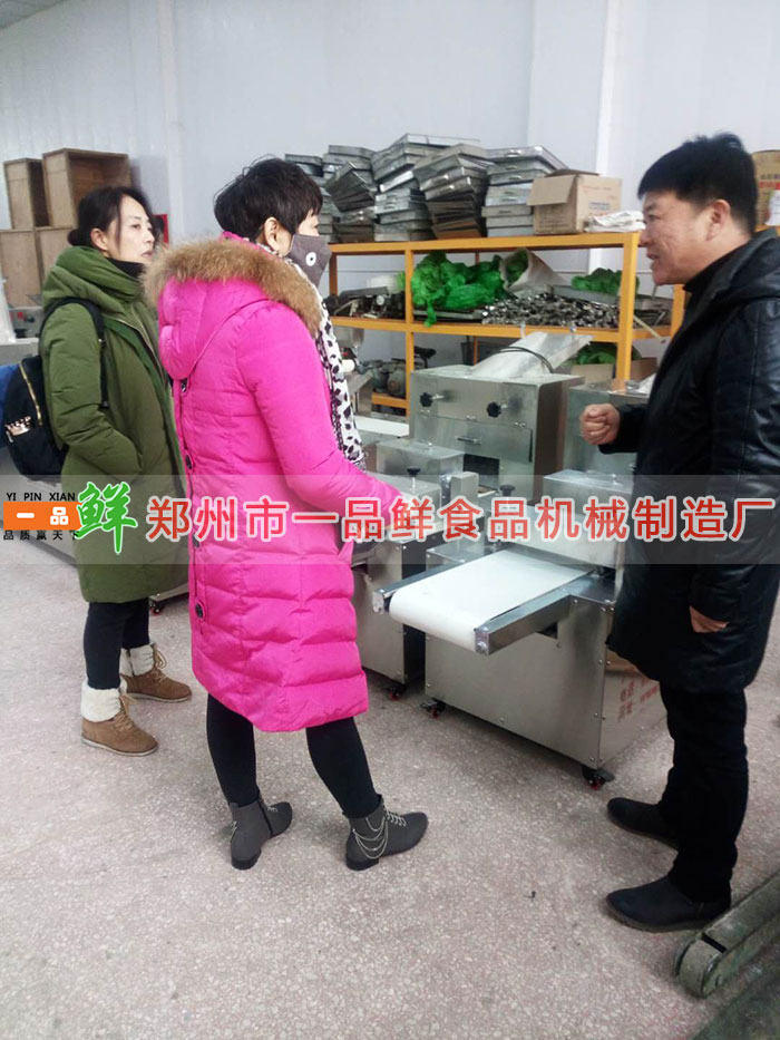 飯店老板購買面館機(jī)回家代替手工生產(chǎn)