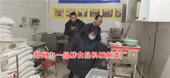 面條批發(fā)老板購(gòu)買一品鮮燴面機(jī)經(jīng)營(yíng)燴面坯1