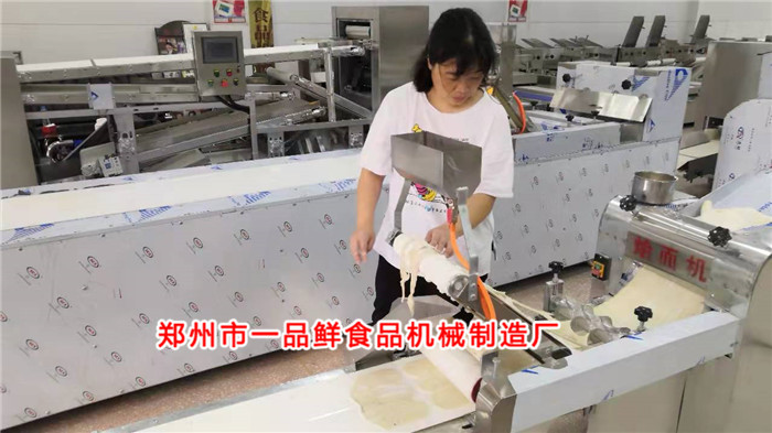 燴面機正在人工調(diào)試中