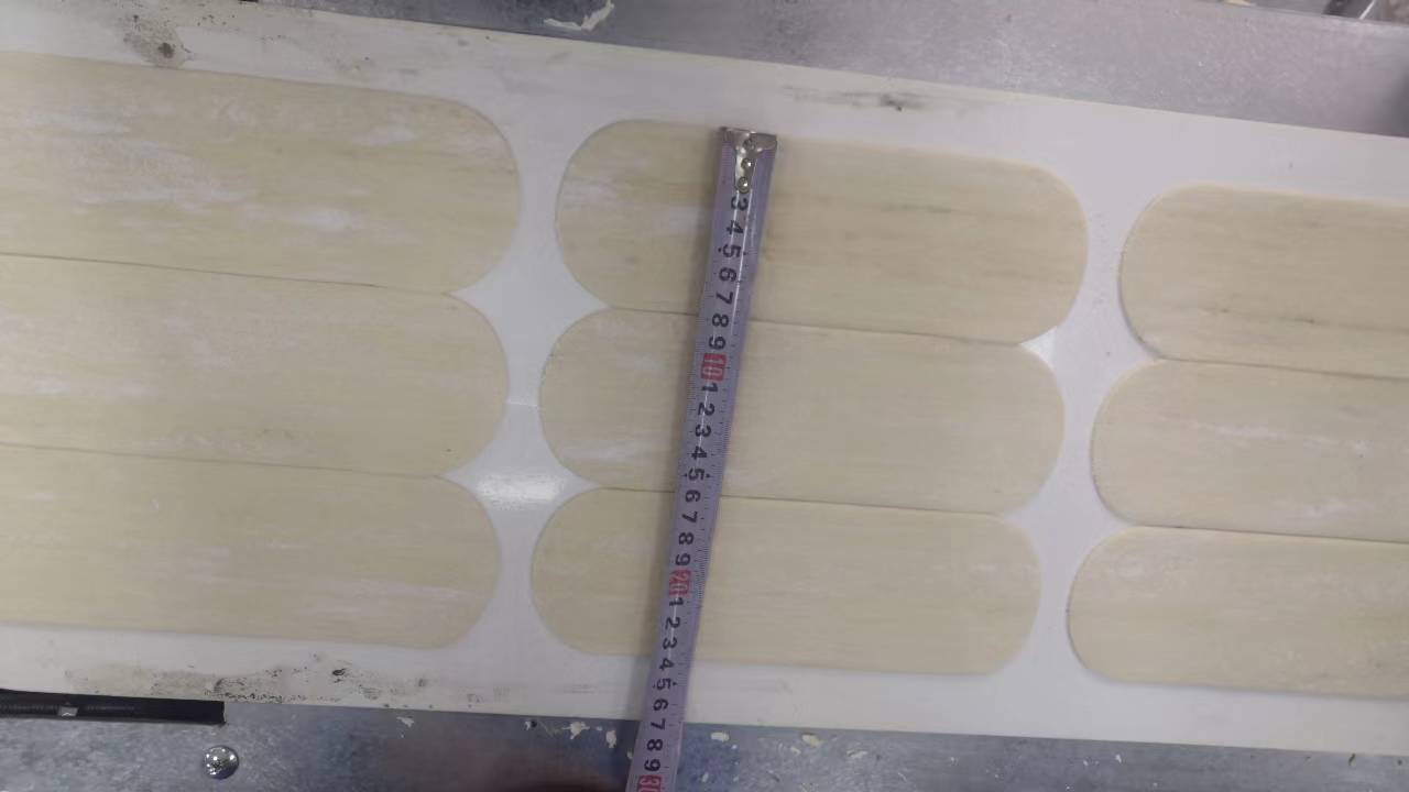 飯店?duì)Z面機(jī)生產(chǎn)的燴面片 飯店?duì)Z面機(jī)生產(chǎn)的燴面片